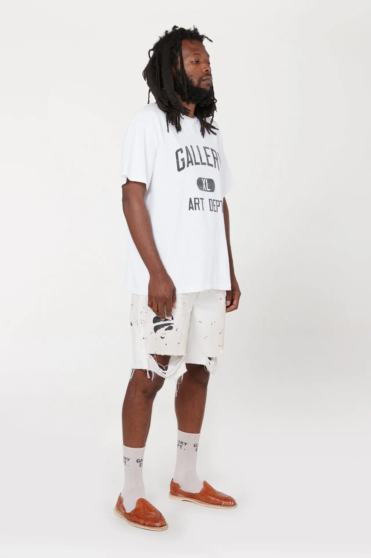 GALLERY DEPT. FLEA CARPENTER SHORTS Ink-cut knife-cut mud-dyed denim shorts. Destroy VINTAGE distressed denim shorts. Distressed white S-XL. Rewashed cement-dyed to make it old. Knife cut holes. Cat whiskers are worn. Customized full set with logo accessories. Purely handmade acrylic splash-ink graffiti.